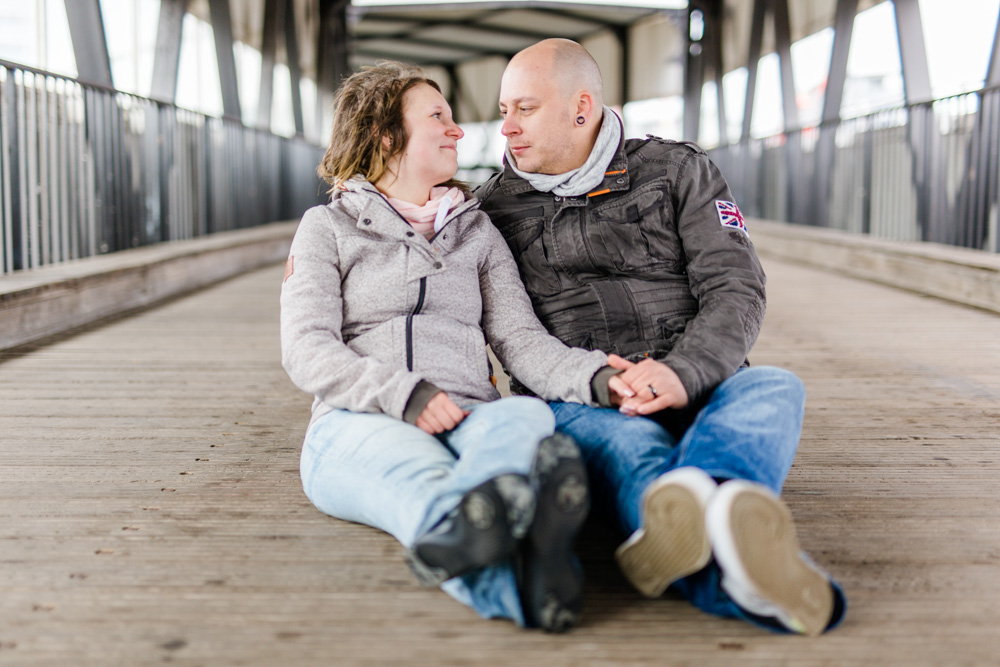 Paarshooting am Hamburger Hafen bei Regen mit Heiratsantrag